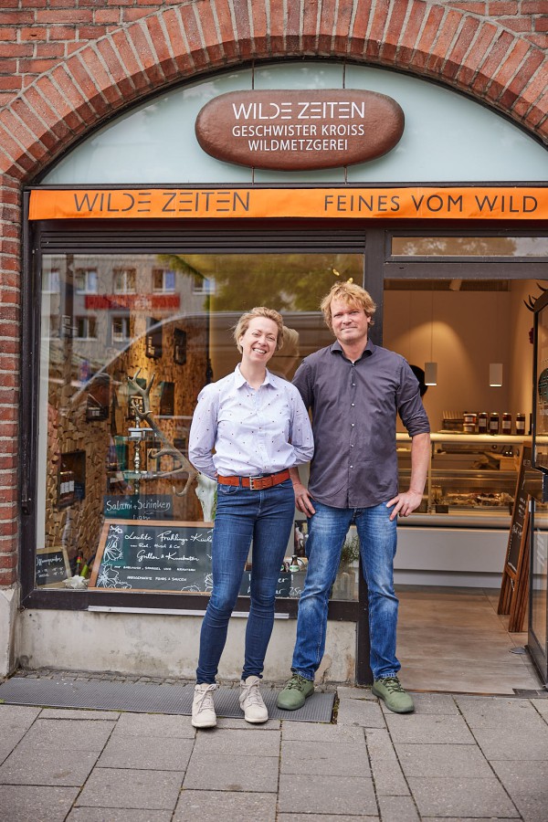 Porträt Sabine & Christian Kroiß vor ihrem Laden in der Metzgerzeile am Viktualienmarkt